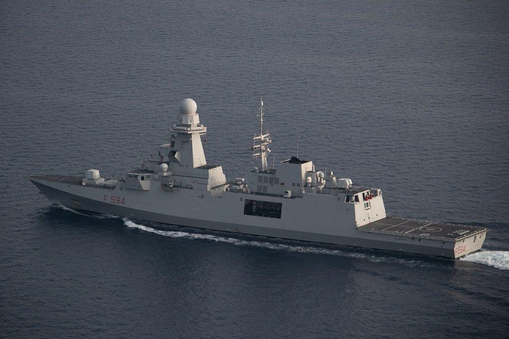 A fragata italiana Alpino (F 594) navega no mar Adriático, em junho de 2023.