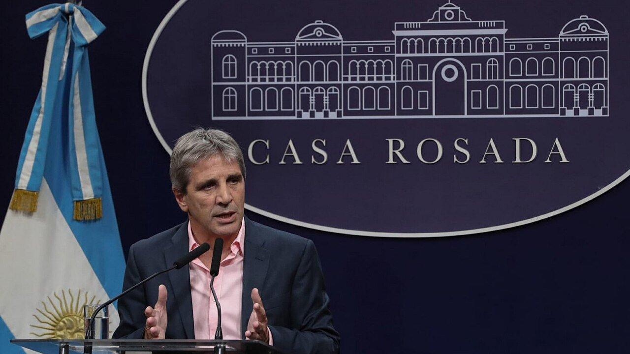 O ministro da Economia da Argentina, Luis Caputo, em anúncio na Casa Rosada, em 26 de janeiro de 2024