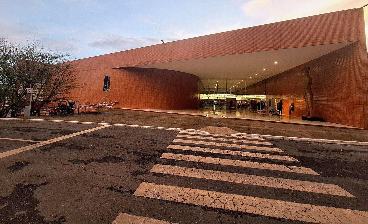 O Cine Brasília, projetado por Oscar Niemeyer, sede principal do Festival de Brasília do Cinema Brasileiro, fotografado em 2024.