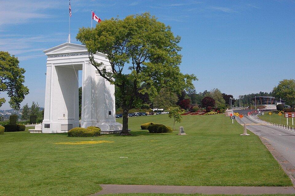 O Peace Arch, na fronteira entre Blaine, no estado de Washington, e Surrey, na Colúmbia Britânica, em 2009.