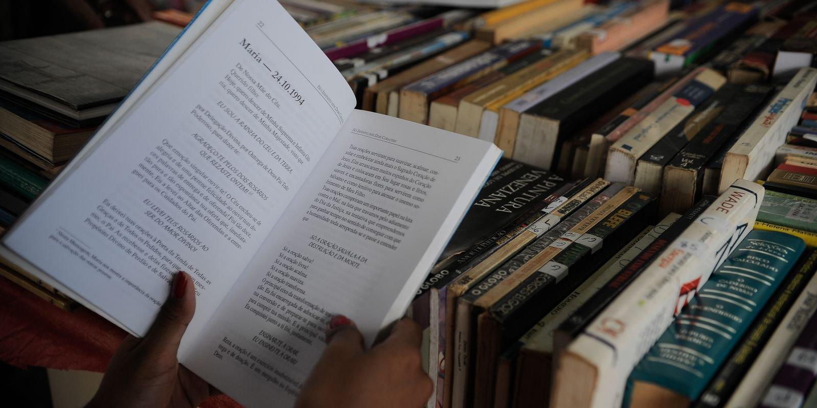 Un libro hojeado en la edición especial por los 60 años de la tradicional Feria del Libro itinerante de Río de Janeiro, en el Largo da Carioca