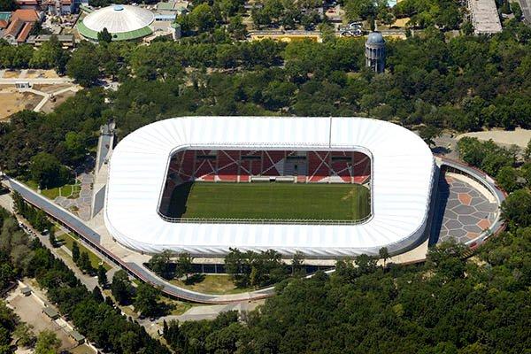 Vista aérea del Nagyerdei Stadion, en Debrecen, Hungría, en 2014. El estadio recibe los partidos de Israel como local.