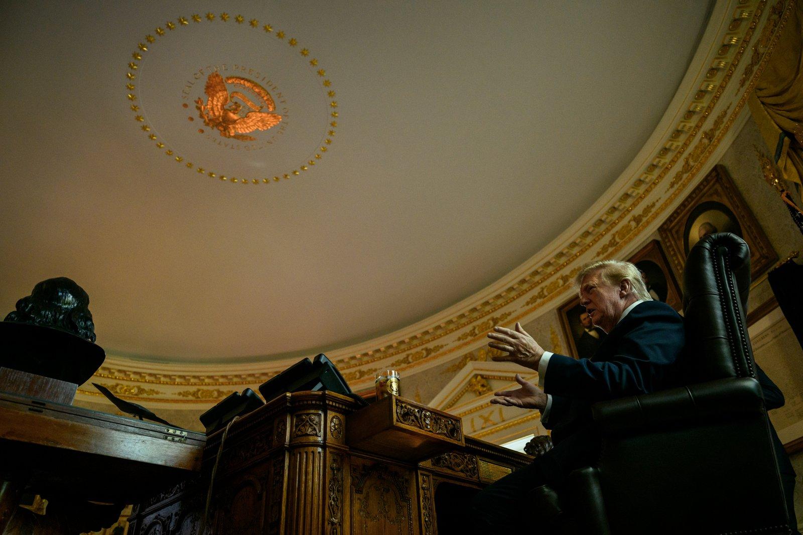 O presidente Donald Trump no Salão Oval em 9 de setembro de 2026, nove dias antes de anunciar a expansão do modelo de preços do Medicaid na mesma sala.