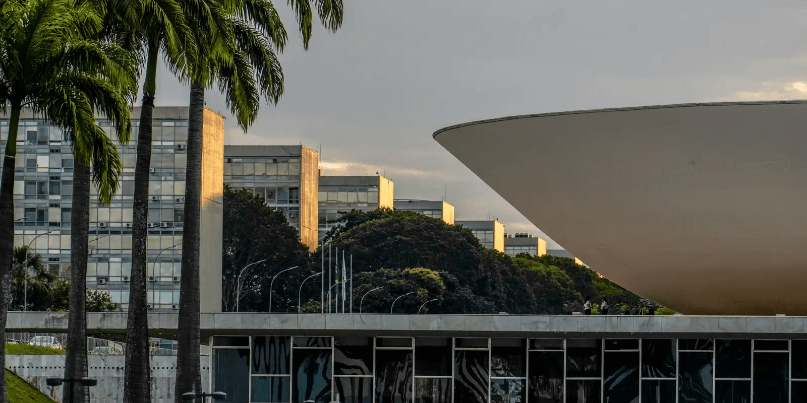 A cúpula da Câmara dos Deputados, no Congresso Nacional, com os prédios da Esplanada dos Ministérios, em Brasília, em 13 de julho de 2026