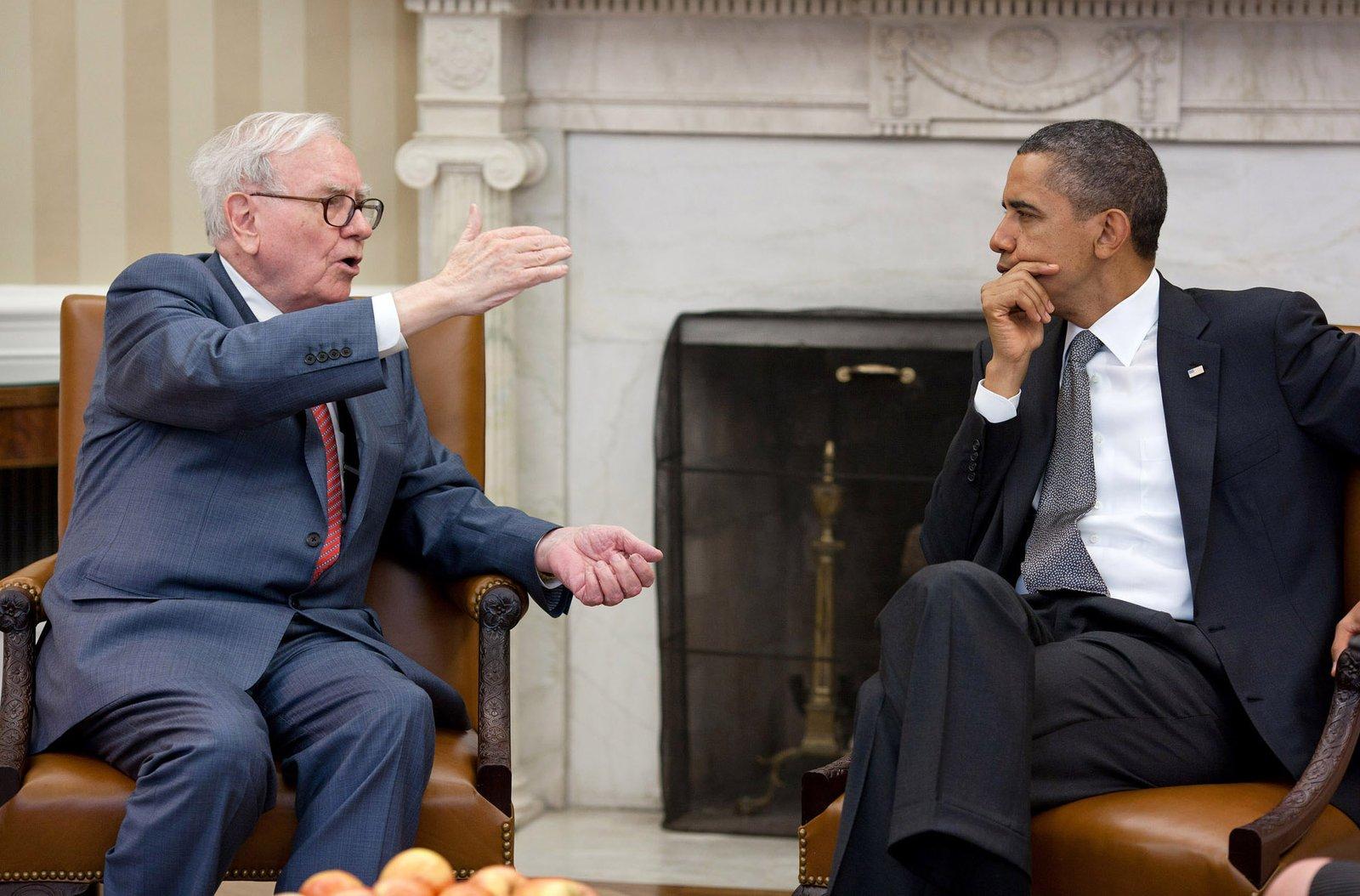 Warren Buffett, então presidente do conselho da Berkshire Hathaway, em encontro com o presidente Barack Obama no Salão Oval, em 18 de julho de 2011.