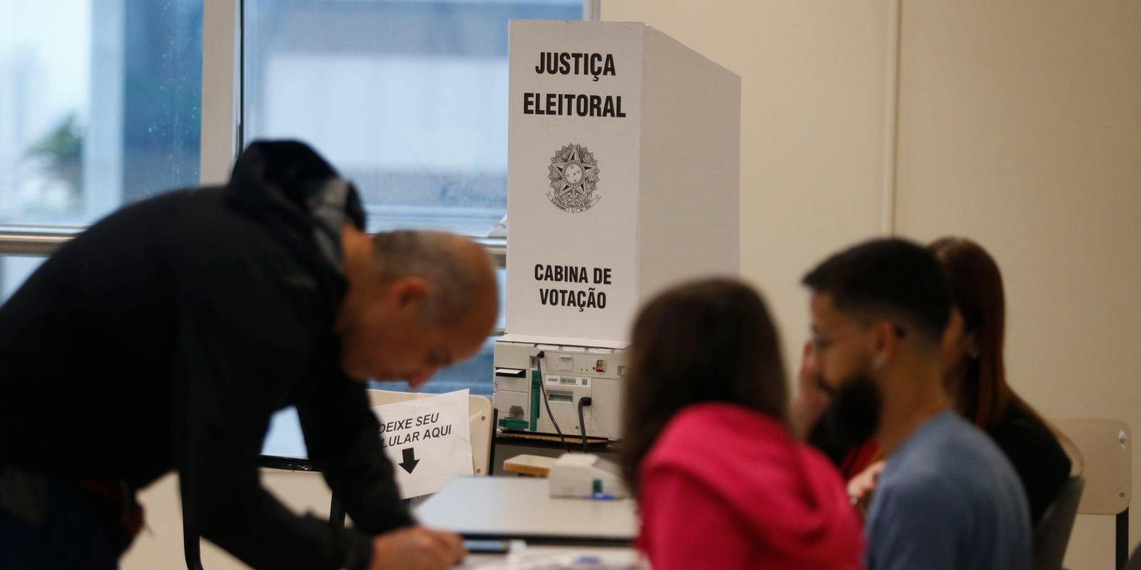 Eleitores votam no segundo turno da eleição para prefeito de São Paulo, na UNIP Paraíso, em 27 de outubro de 2024