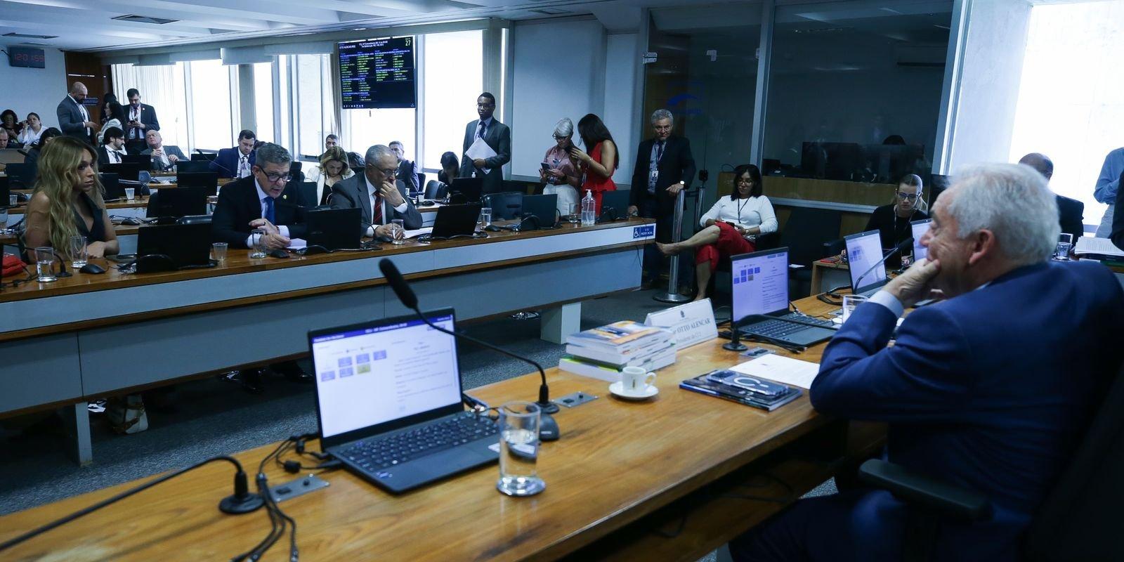 O senador Rogério Carvalho lê seu relatório em reunião da CCJ do Senado sobre o fim da escala 6x1, em Brasília, em 8 de outubro de 2025