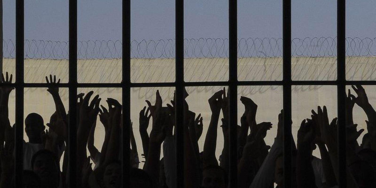 Silhuetas de pessoas presas em uma unidade prisional, em imagem de arquivo sem data e local informados pela agência