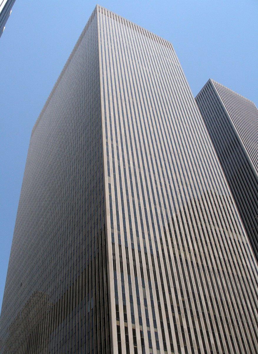 O edifício 1211 Avenue of the Americas, em Nova York, sede da Fox Corporation e da News Corp.