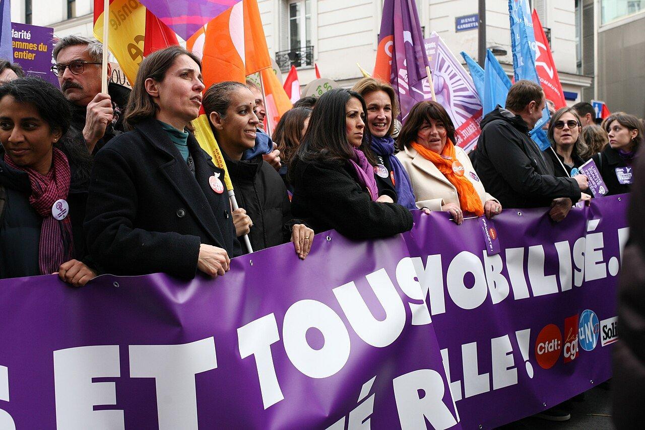 Sophie Binet, secretária-geral da CGT, à frente de um cortejo do sindicato em Paris, em março de 2024.