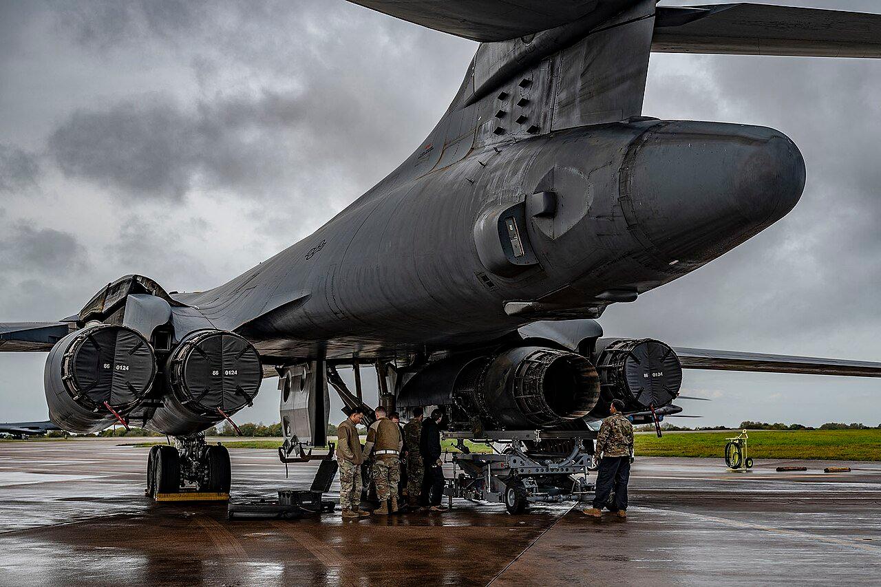 Militares estadounidenses cambian un motor de un bombardero B-1 Lancer en la base de la RAF en Fairford, Inglaterra, en noviembre de 2023.