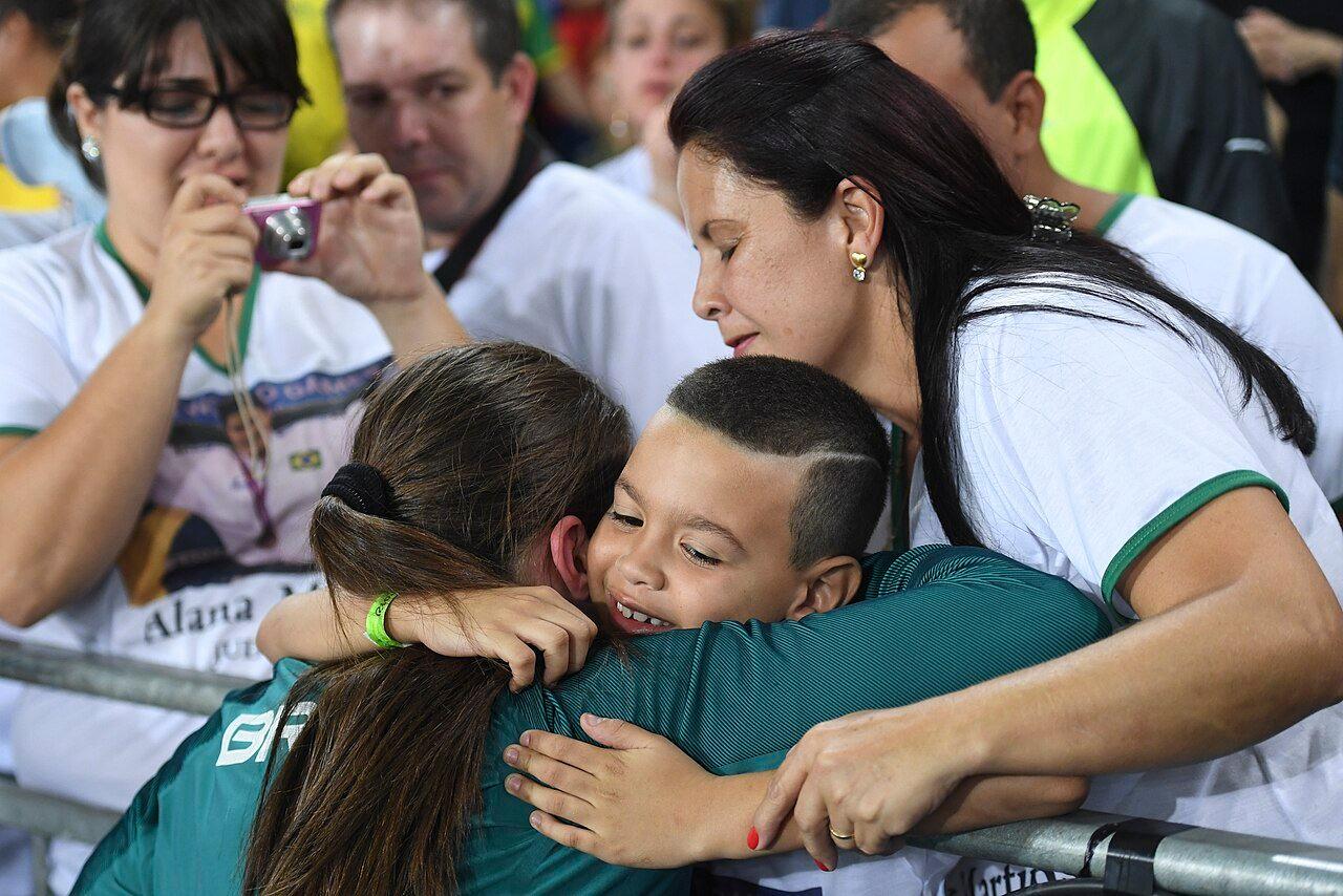 La judoca brasileña Alana Maldonado en el podio del judo paralímpico durante los Juegos Paralímpicos de Río de Janeiro, en 2016; diez años después, en Tiflis, se convirtió en tetracampeona mundial.