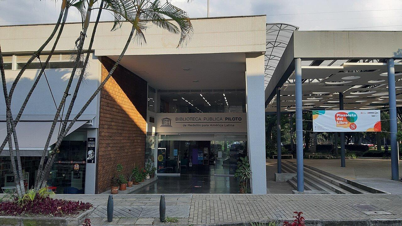 La entrada principal de la Biblioteca Pública Piloto de Medellín, en 2022.