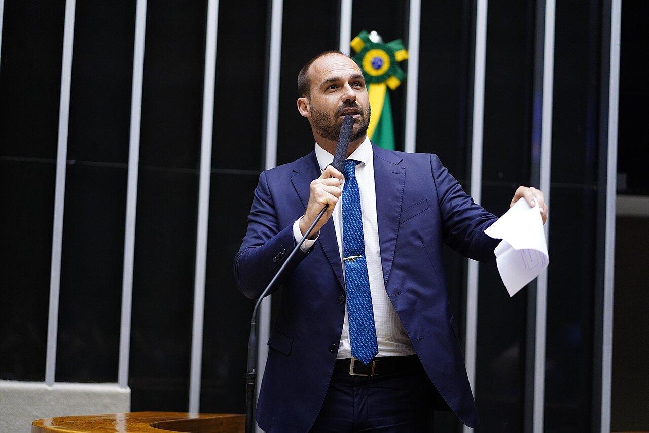 Retrato oficial de Eduardo Bolsonaro como deputado federal por São Paulo, feito na Câmara dos Deputados em 2023.