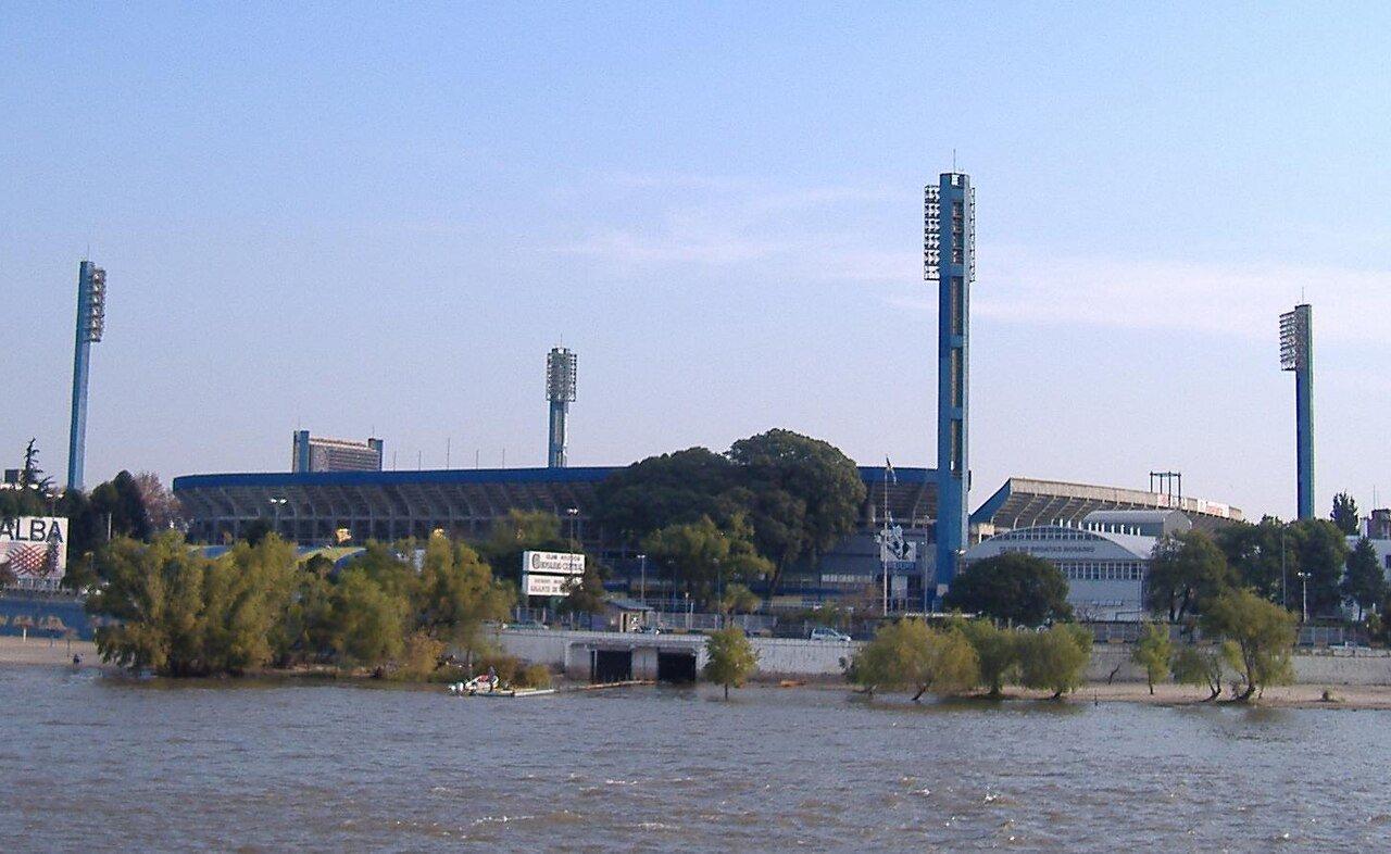 El Estadio Gigante de Arroyito, del club Rosario Central, escenario neutral del partido, visto desde el río Paraná en 2007.
