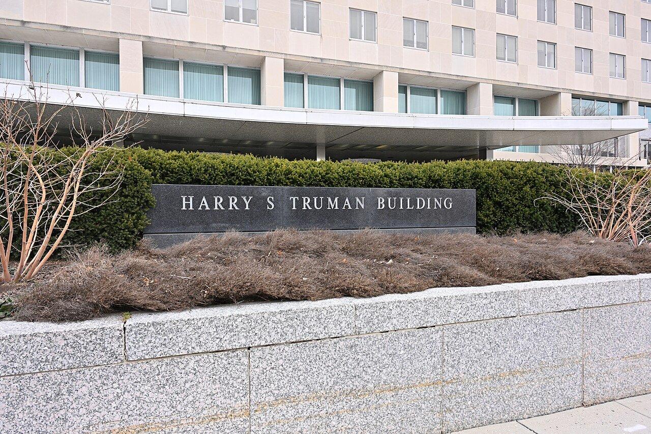 A placa em frente ao Harry S Truman Building, sede do Departamento de Estado americano em Washington, em dezembro de 2025.