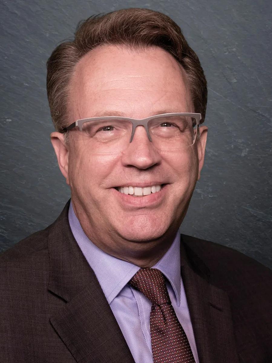 John C. Williams, presidente do Federal Reserve Bank of New York, em retrato oficial feito em 2018.