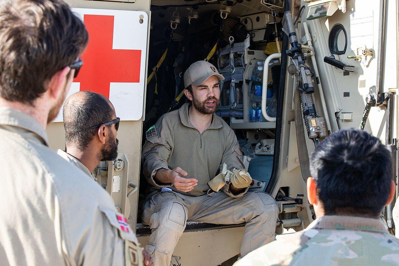Militares noruegueses e americanos da coalizão internacional em treinamento de evacuação médica na base aérea de Al Asad, no oeste do Iraque, em dezembro de 2024.