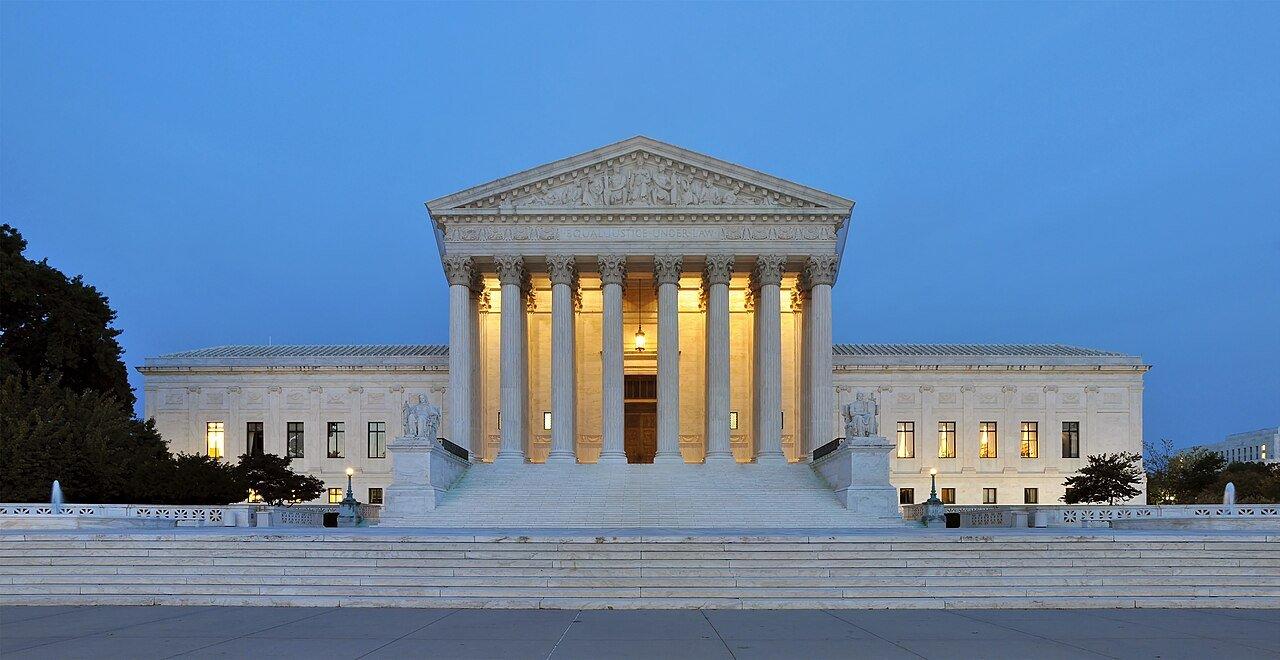 La fachada oeste del edificio de la Corte Suprema, en Washington, al anochecer, en 2011.