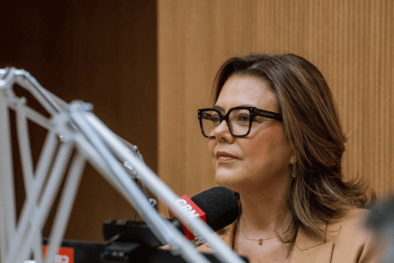 A senadora Leila do Vôlei (PDT-DF) durante a sabatina na rádio CBN Brasília, em 22 de setembro de 2026.