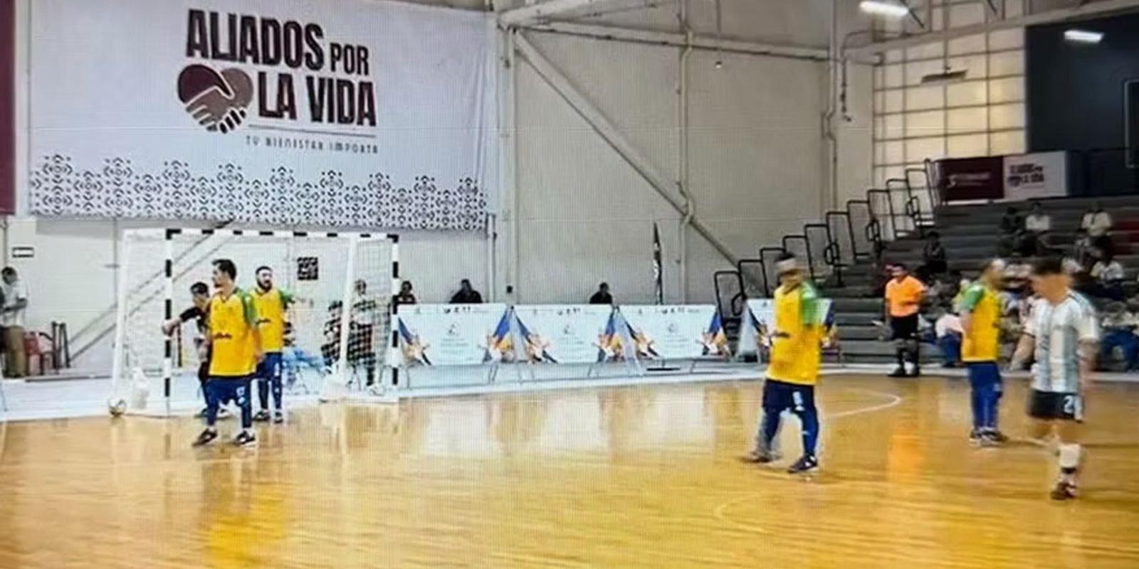 Jogadores da seleção brasileira comemoram o quarto título mundial de futsal down, após a vitória por 10 a 1 sobre a Argentina, em Mérida, no México, em 19 de setembro de 2026.