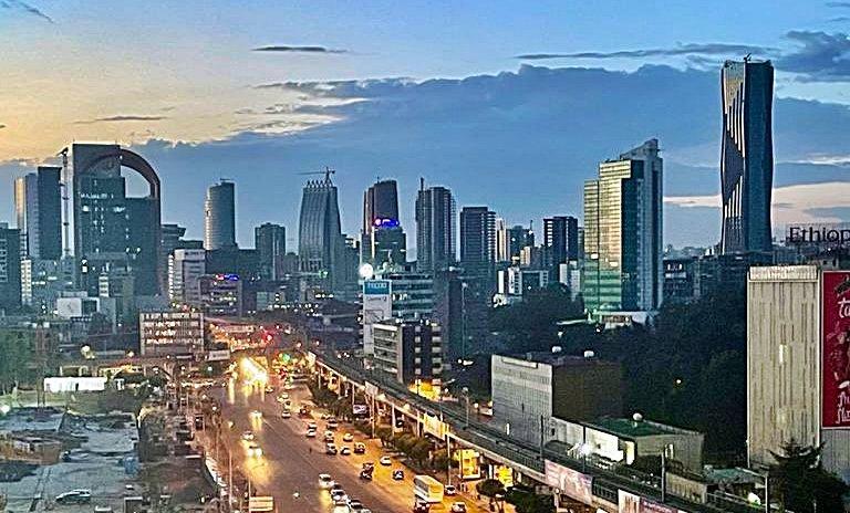 A Praça Meskel e o horizonte de Adis Abeba, capital da Etiópia, em 2021.