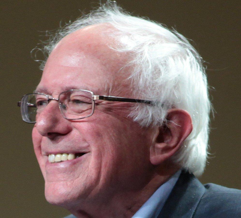 O senador Bernie Sanders fala em um encontro público no Phoenix Convention Center, no Arizona, em 2015.