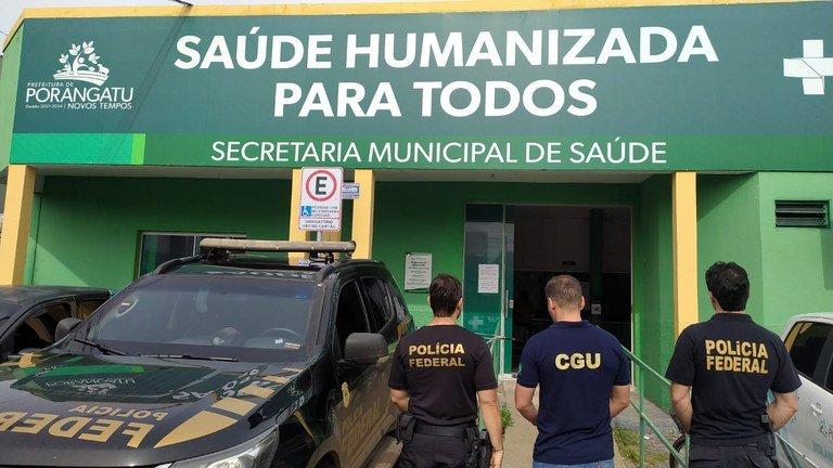 Agentes da Polícia Federal e da Controladoria-Geral da União durante operação na prefeitura e na Secretaria Municipal de Saúde de Porangatu (GO), em 2023. A foto é de arquivo e não retrata a Operação Legado.