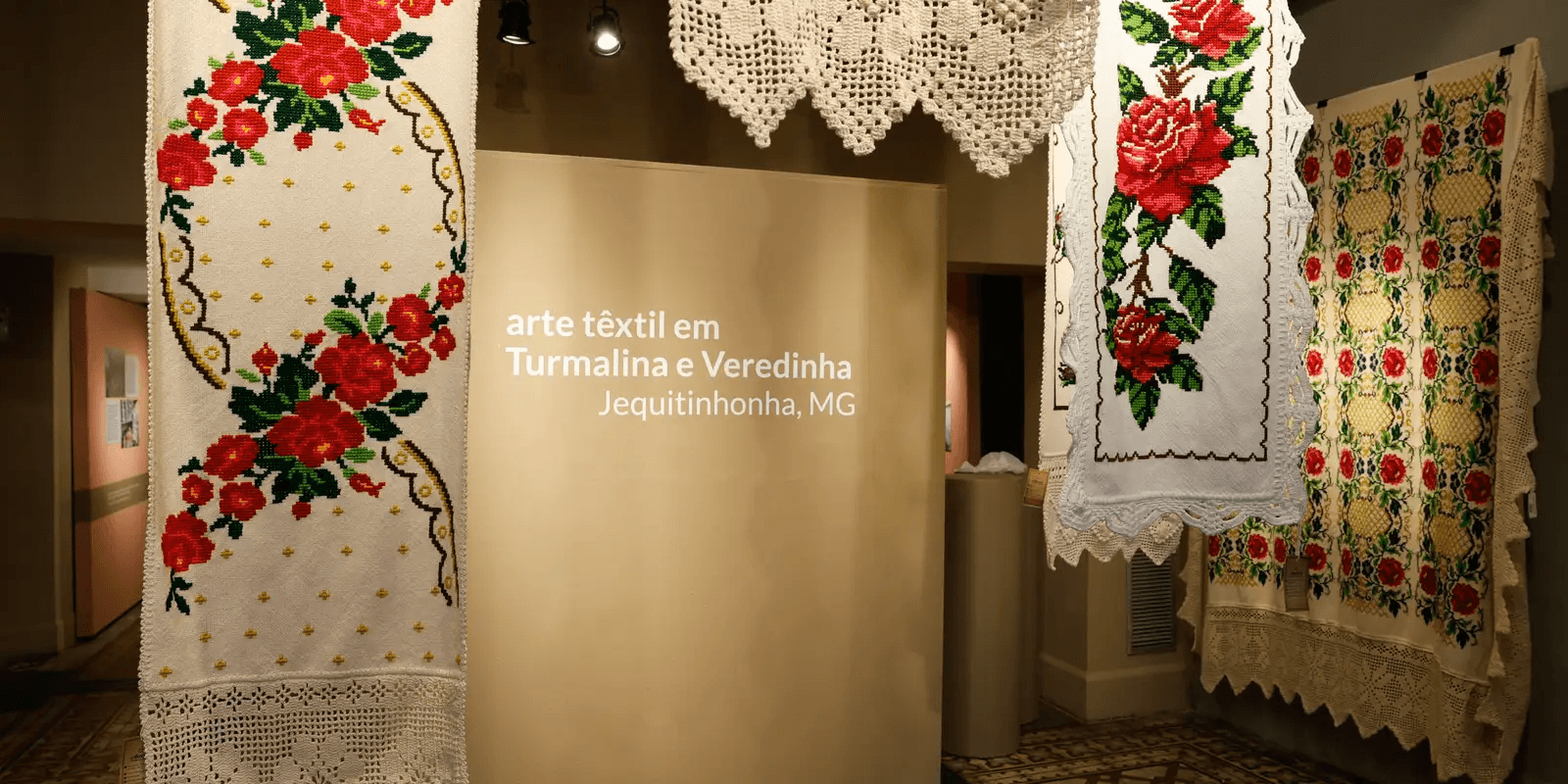 Peças bordadas de Turmalina e Veredinha expostas no Museu de Folclore Edison Carneiro, no Catete, Rio de Janeiro, em setembro de 2026.