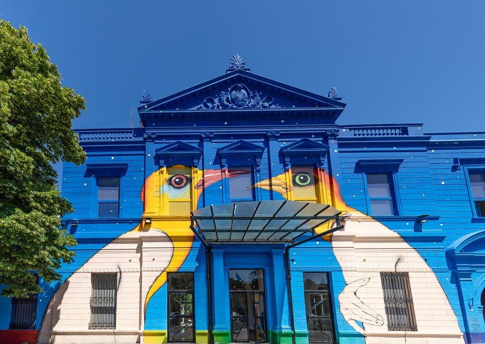 La fachada del Centro Cultural Recoleta, en Buenos Aires, con el mural de Renata Schussheim, en diciembre de 2022.