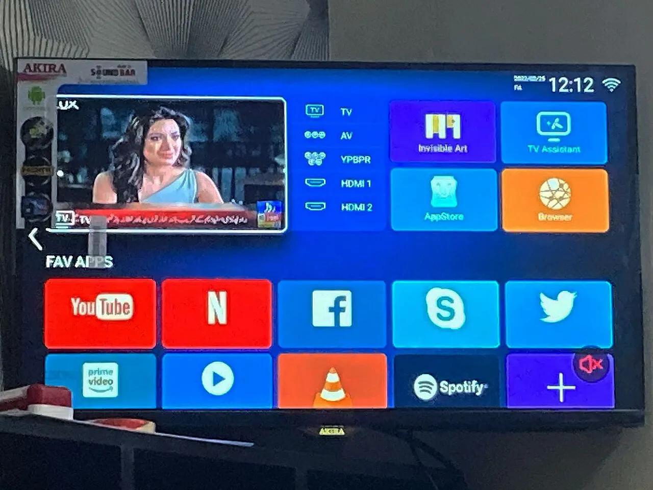 Uma televisão inteligente de baixo custo, do tipo que o relatório descreve como possível hospedeiro, fotografada no Paquistão em 2025.