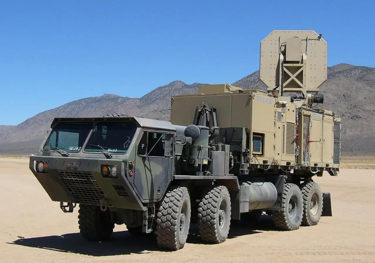 Un Active Denial System montado sobre un vehículo, el "rayo de calor" de energía dirigida del ejército estadounidense, en una fotografía de la fuerza aérea de 2007.