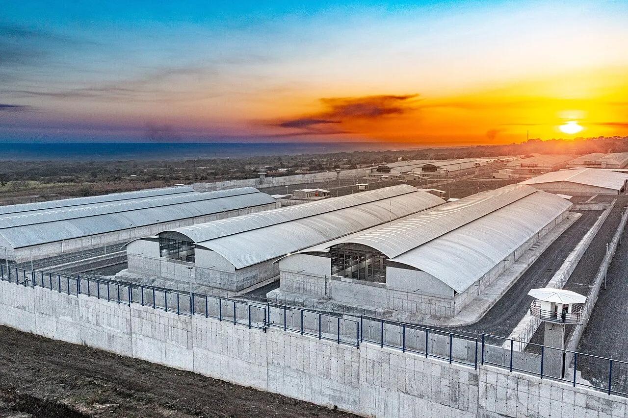 Vista aérea del Centro de Confinamiento del Terrorismo (Cecot), la cárcel de máxima seguridad de El Salvador en la que se inspira el proyecto hondureño, en enero de 2023.