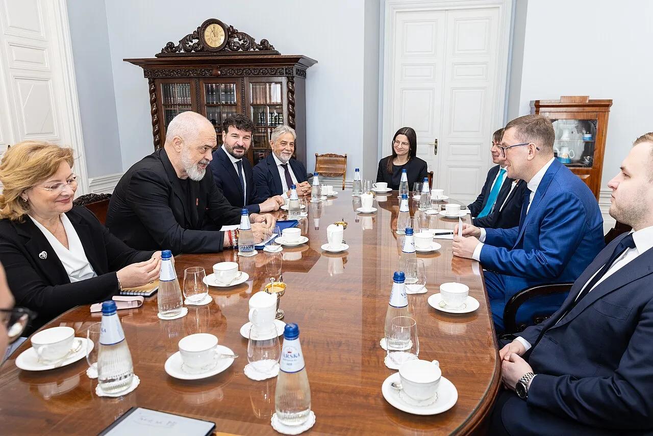 O primeiro-ministro da Albânia, Edi Rama, em maio de 2026. Os manifestantes pedem sua renúncia.