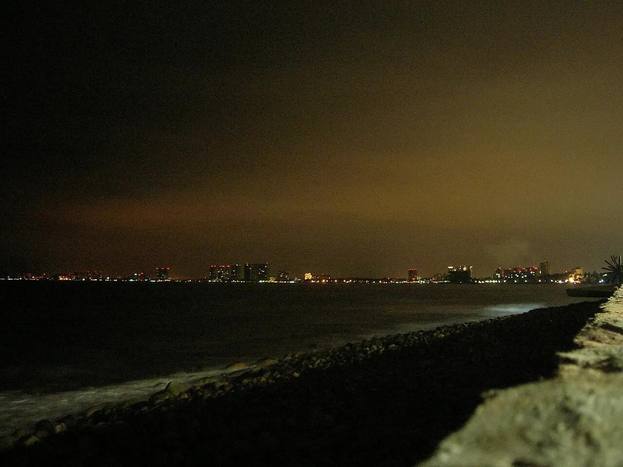 El malecón de Puerto Vallarta, sobre la Bahía de Banderas, en la costa de Jalisco, en una imagen de 2013. El pronóstico sitúa a Trudy a unos 85 kilómetros de Cabo Corrientes el domingo por la tarde.