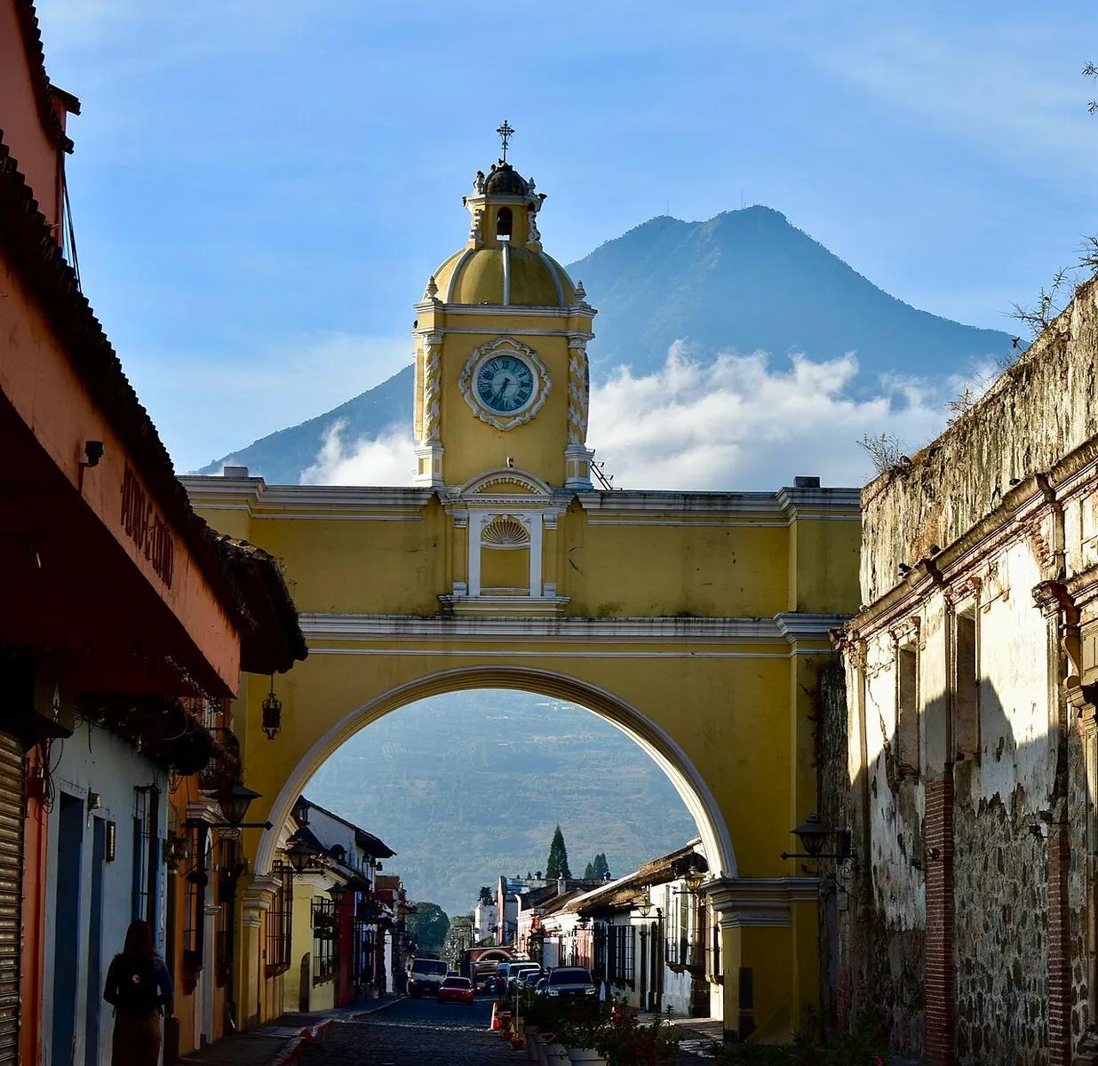 El Arco de Santa Catalina, en Antigua Guatemala, en 2022. De ahí salió la tercera etapa de la Vuelta el 25 de octubre de 2026.