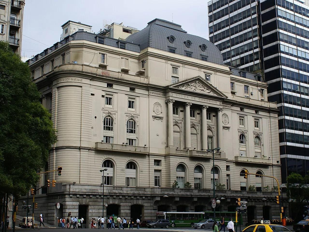 La fachada del edificio de la Bolsa de Comercio de Buenos Aires sobre la calle Leandro N. Alem, en 2007.