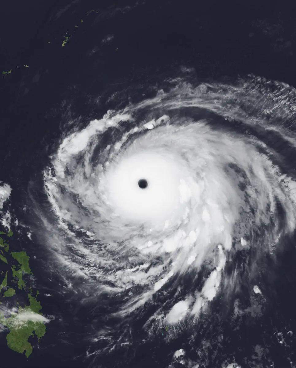 O tufão Champi no pico de intensidade, em imagem do satélite Himawari-9 feita em 20 de outubro de 2026.
