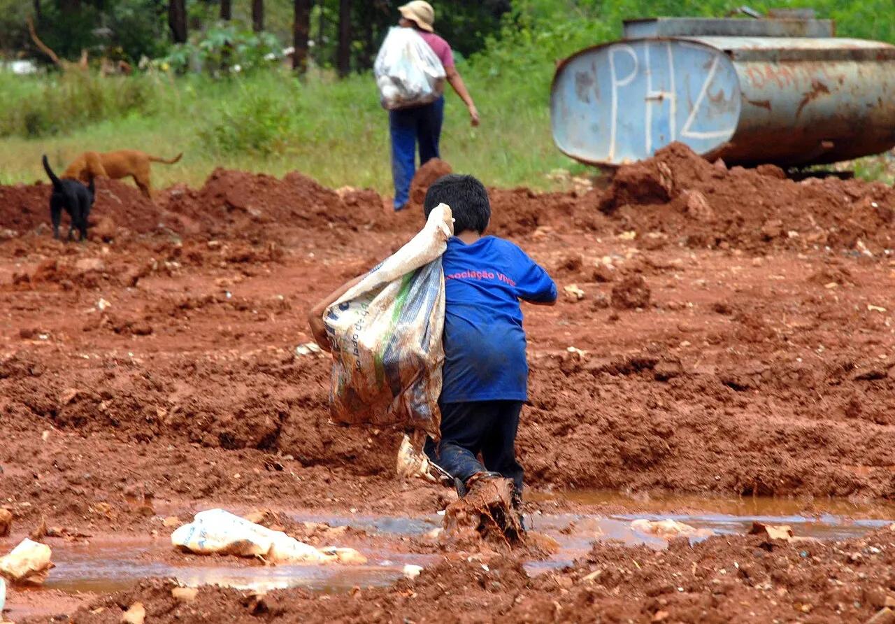 Criança deixa o lixão da Cidade Estrutural, no Distrito Federal, em fevereiro de 2008. A foto é de arquivo e ilustra o tema da pesquisa.