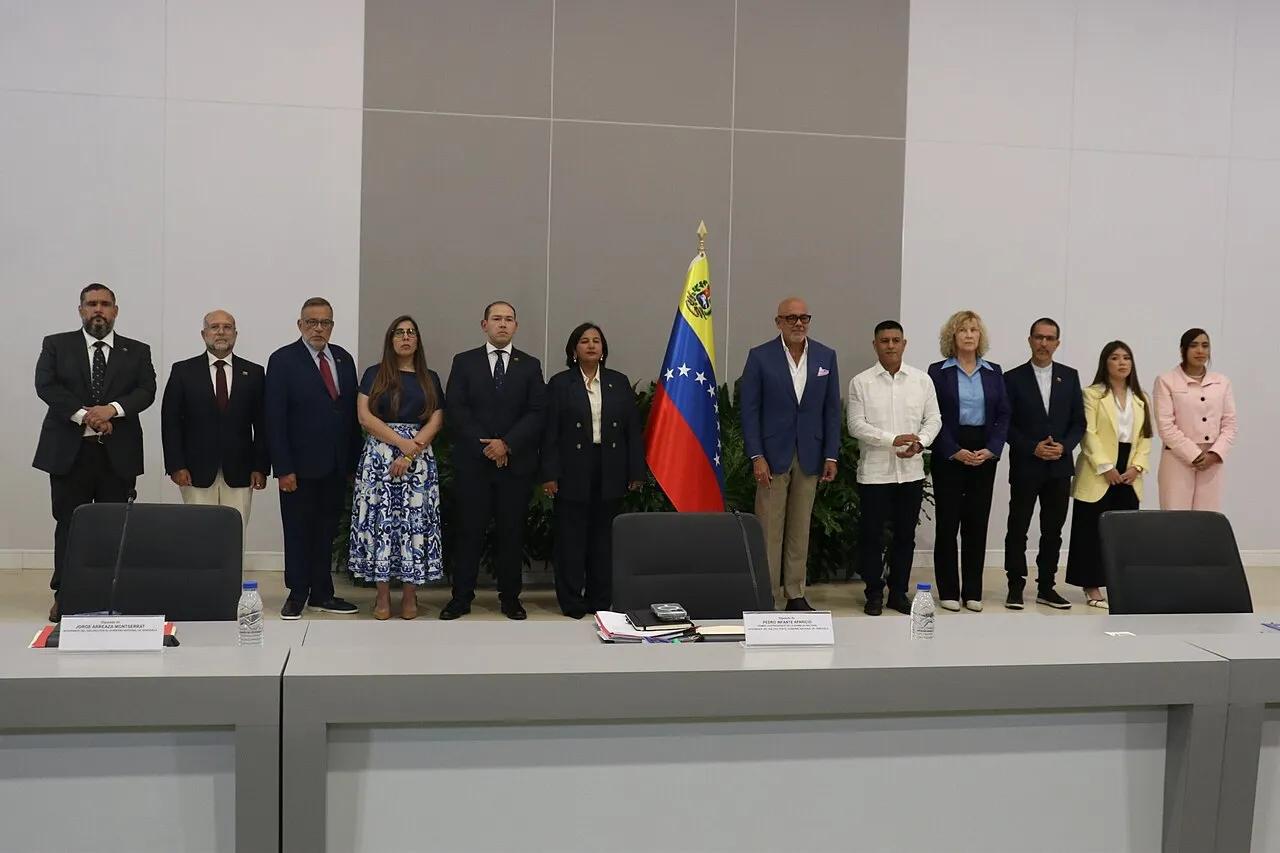 As delegações do governo venezuelano e da oposição durante a instalação da mesa de diálogo em Caracas, em 6 de agosto de 2026.