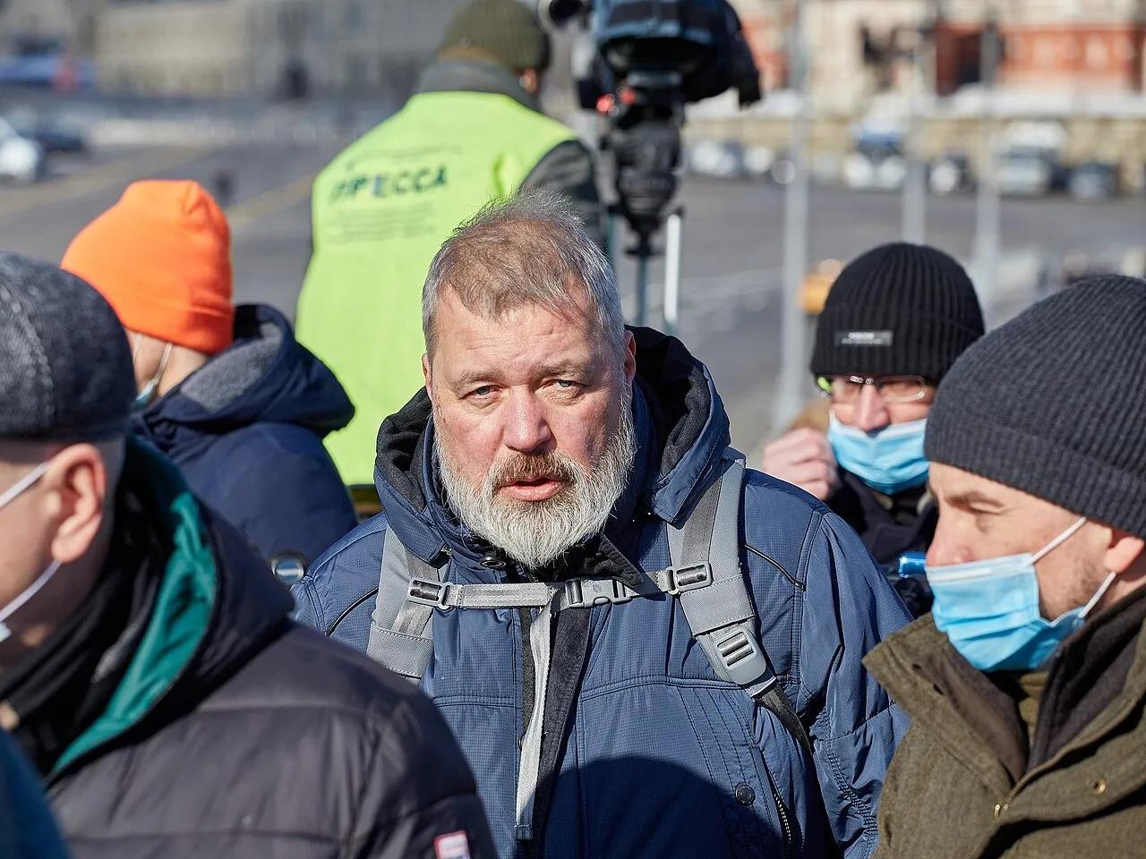 Dmitry Muratov, uno de los cinco fundadores y exdirector de Novaya Gazeta, en el puente Nemtsov, en Moscú, en febrero de 2021.