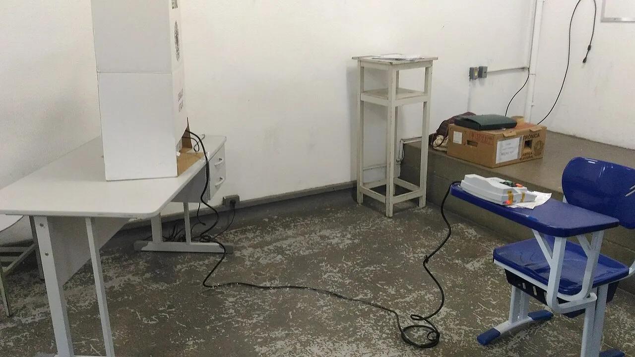 Urna eletrônica e terminal do mesário durante as eleições municipais de 2016, em Itajubá (MG).