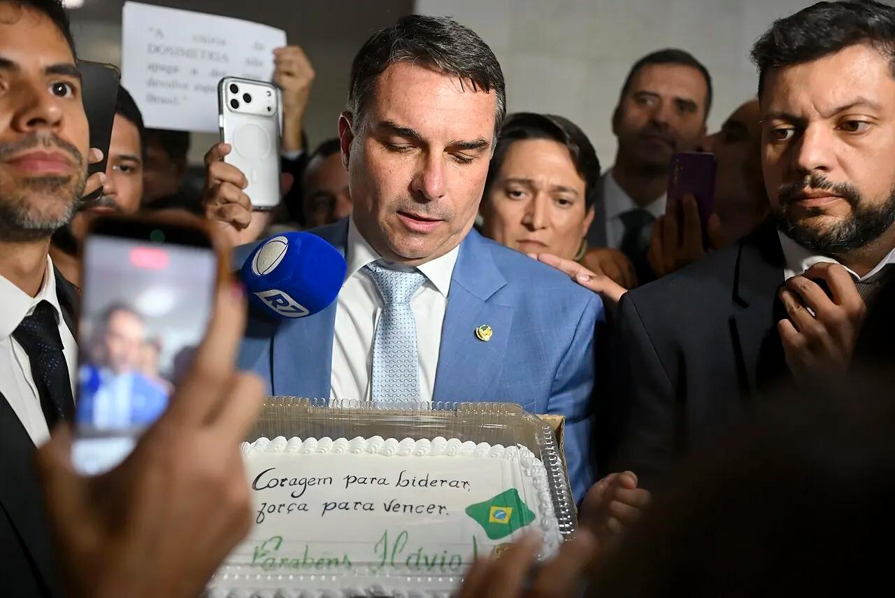 O senador Flávio Bolsonaro (PL-RJ) concede entrevista no Senado Federal, em Brasília, em abril de 2026.