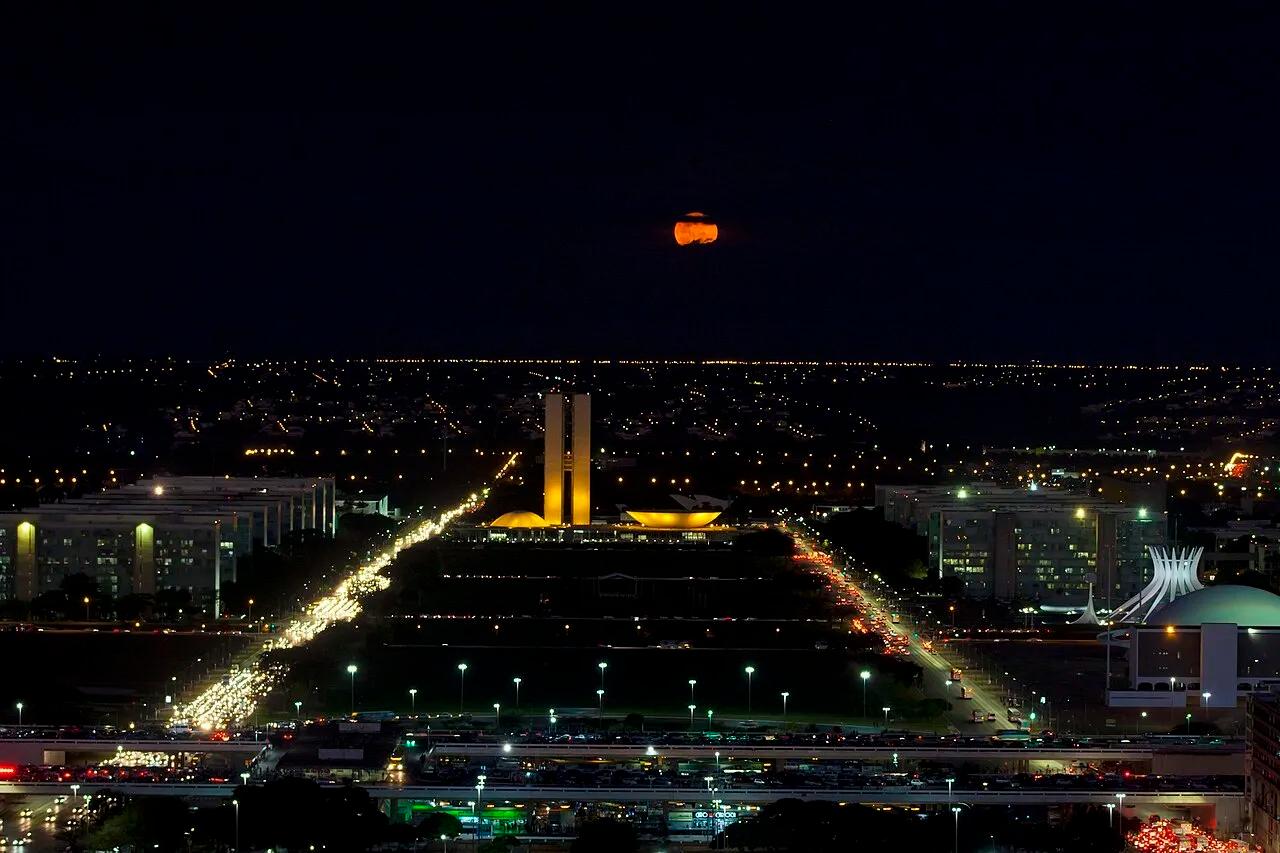 A Esplanada dos Ministérios, em Brasília, vista do alto em 2017. A devolução dos saldos de bets é coordenada pelo governo federal.