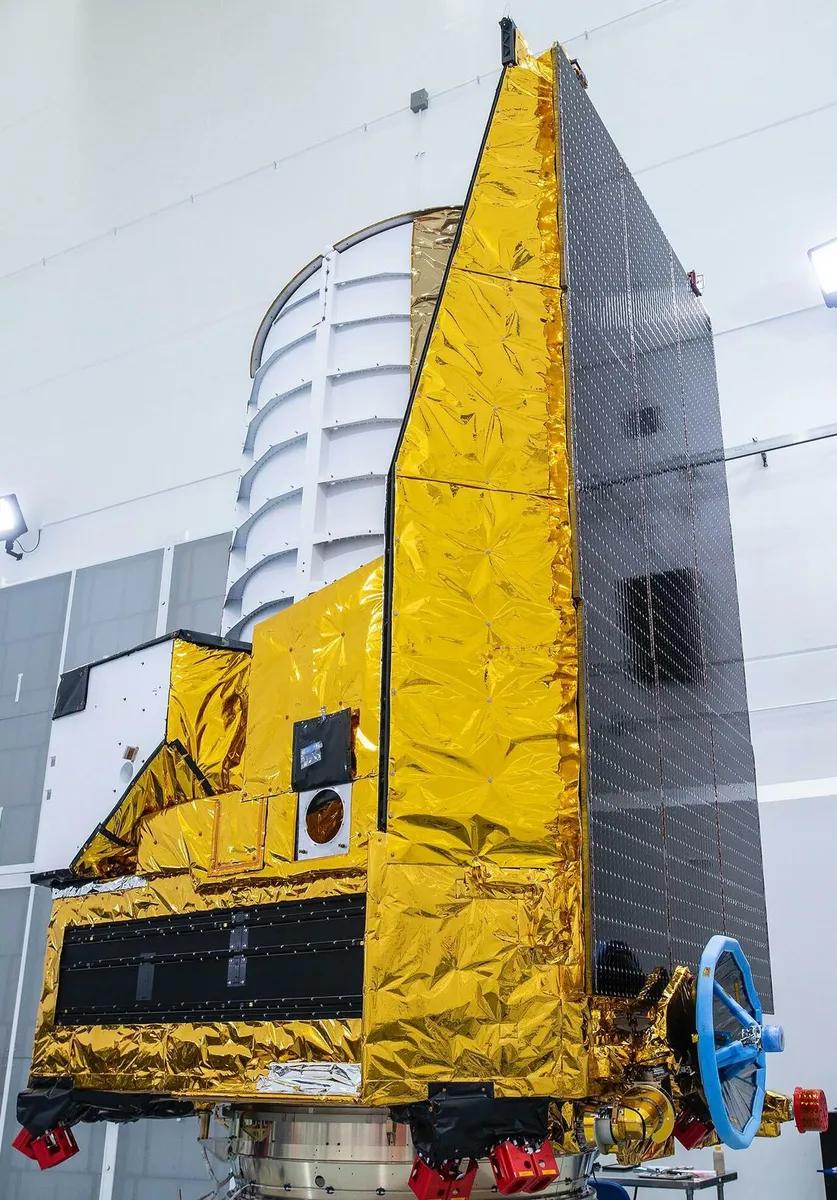 El telescopio espacial Euclid en una sala limpia, mientras se acopla al adaptador del cohete que lo llevó al espacio, en junio de 2023.