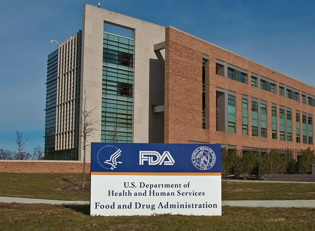 A placa na entrada principal do campus da FDA em Silver Spring, Maryland, diante do Prédio 21, sede do Centro de Avaliação e Pesquisa de Medicamentos, em 2010.