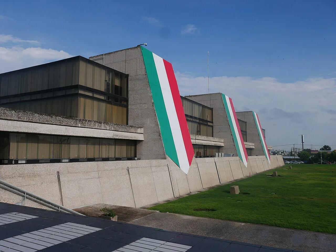 A fachada do edifício central do Instituto Nacional de Estadística y Geografía (INEGI), em Aguascalientes, em 2024.
