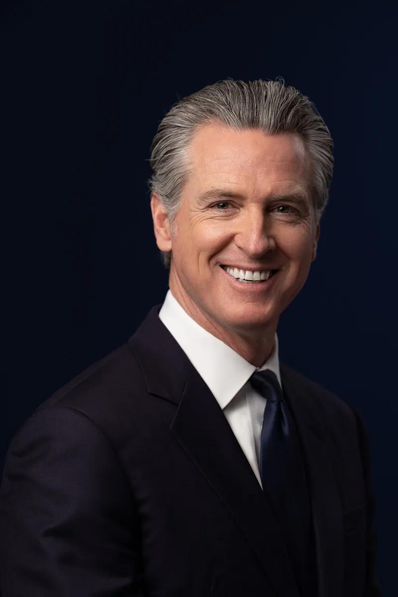 O governador da Califórnia, Gavin Newsom, em seu retrato oficial, divulgado em março de 2026.