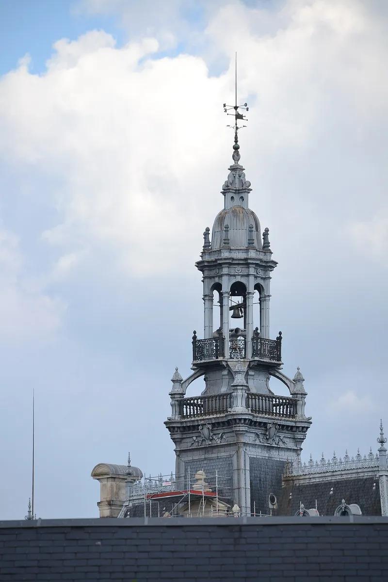 O campanile da prefeitura de Limoges, na França, fotografado em maio de 2019. A torre de 43 metros desabou na noite de 17 de outubro de 2026, durante o incêndio ateado no prédio.