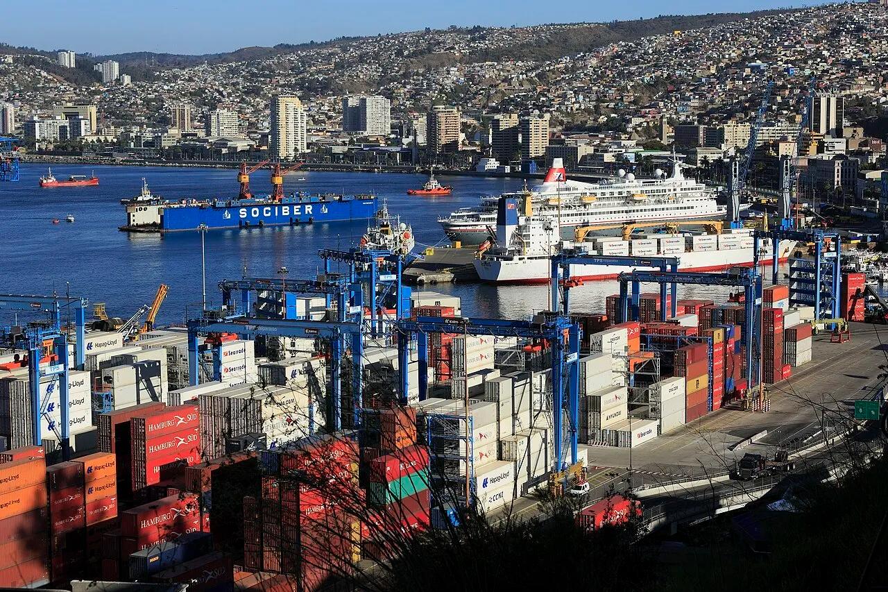 The container terminal at the port of Valparaíso, Chile, seen from the Paseo 21 de Mayo in 2017.